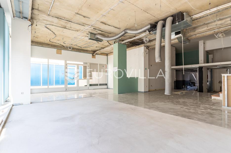 Split, Lokve, atraktivan izložbeni prostor na prometnici - cover