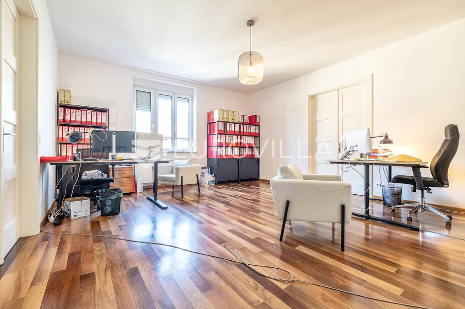 Zagreb, centar, peterosoban stan 165m2 na 4.katu INVESTICIJA - cover