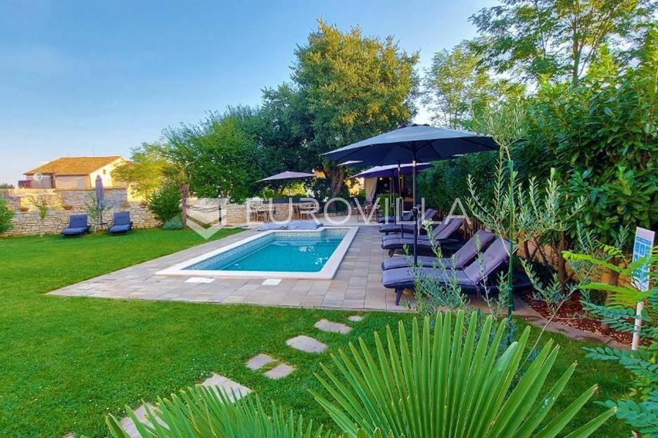 Bale, samostojeća kuća s 3 apartmana - cover