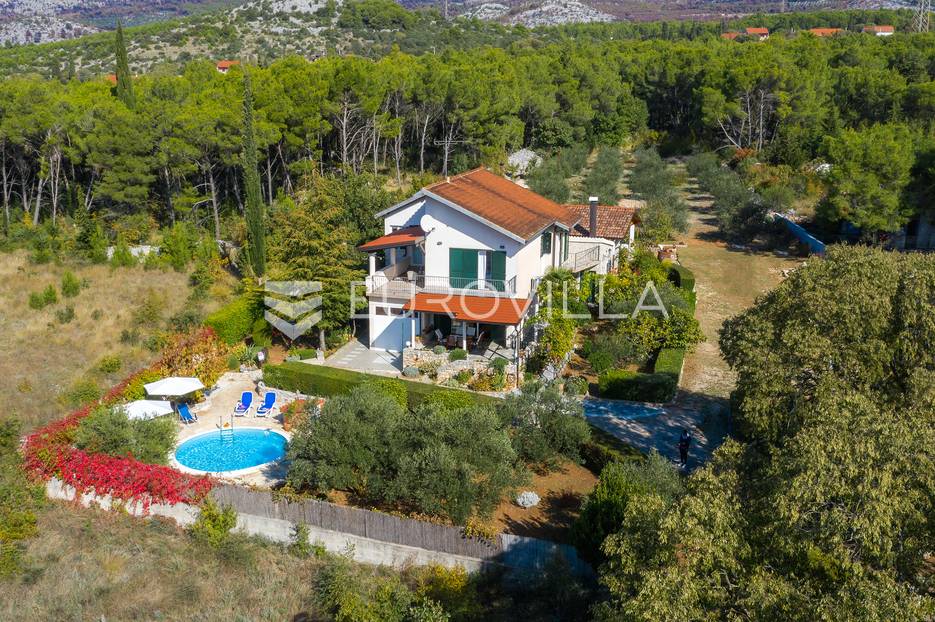 Šibenik, Dubrava, predivna kuća s bazenom na idealnoj lokaciji - cover