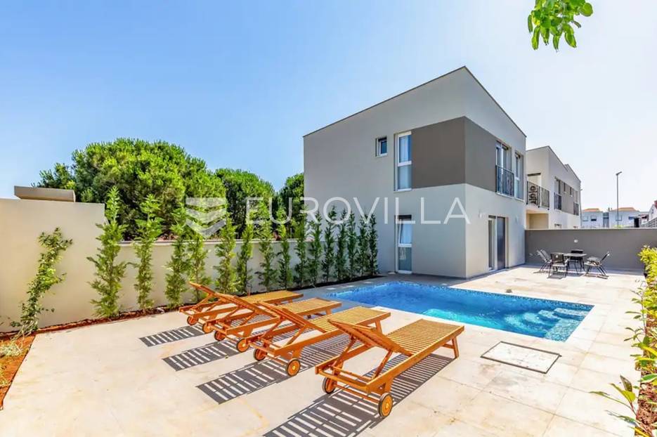 Pula, Valdebek - prekrasna moderna samostojeća kuća s bazenom, NKP 80.86 m2 - cover