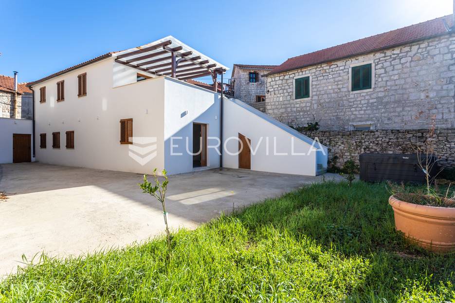 Hvar, Jelsa, moderna kuća u centru mjesta - cover