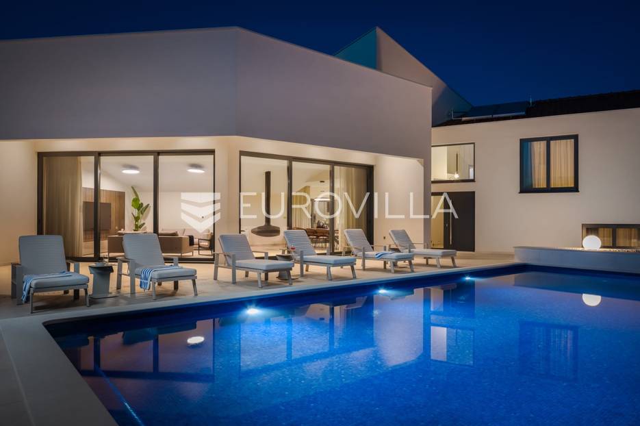 Marina, iznimna nekretnina u blizini mora - cover