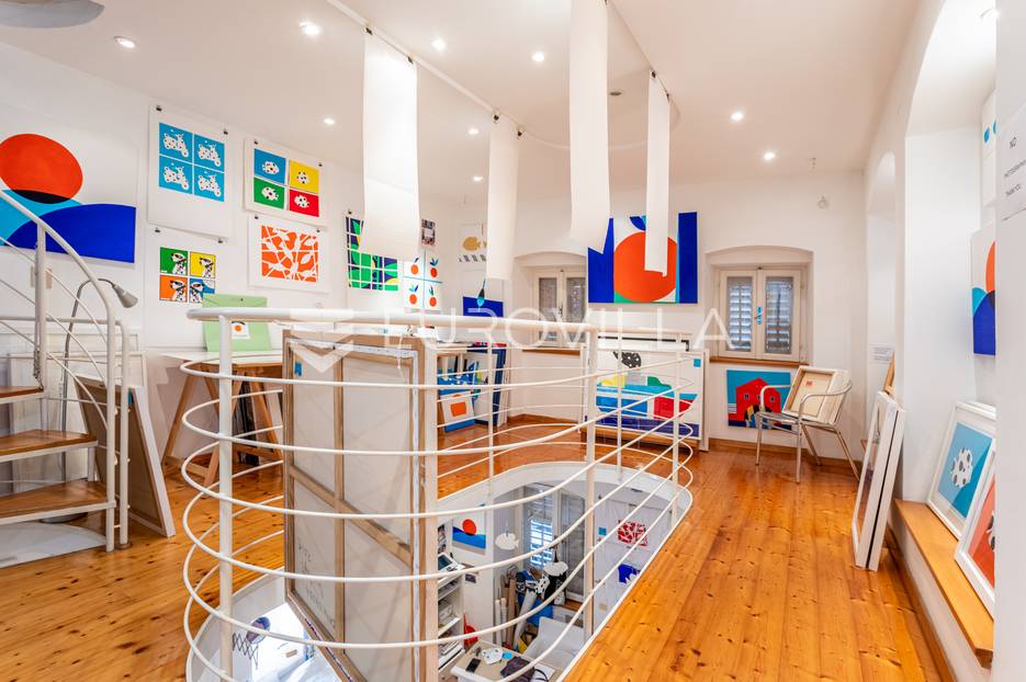 Split, grad, atraktivan poslovni prostor u Diokecijanovoj palači - cover