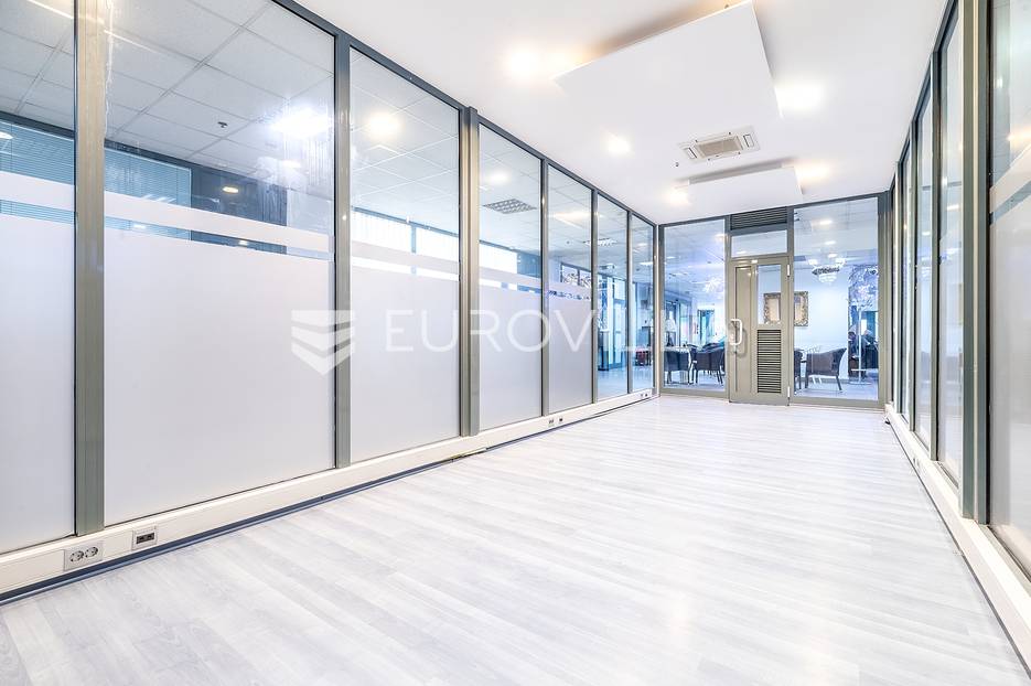 Zagreb, Kvaternikov trg, poslovni prostor 27 m2 na 2. katu poslovne zgrade - cover