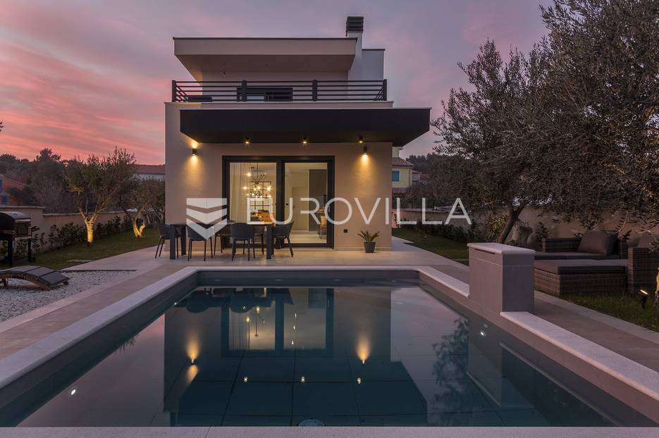 Premantura, prekrasna moderna vila 218 m2, na odličnoj lokaciji sa pogledom na more - cover