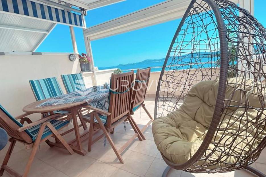 Sveti Filip i Jakov, odličan apartman prvi red do mora - cover