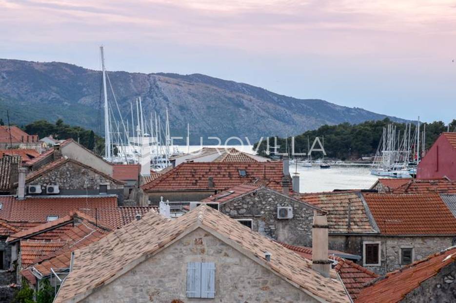 Hvar, Stari Grad jedinstvena kamena kuća u samom centru - cover