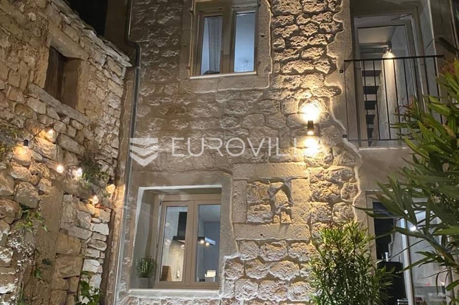 Kaštel Lukšić, lijepa dalmatinska kuća u bizini mora - cover