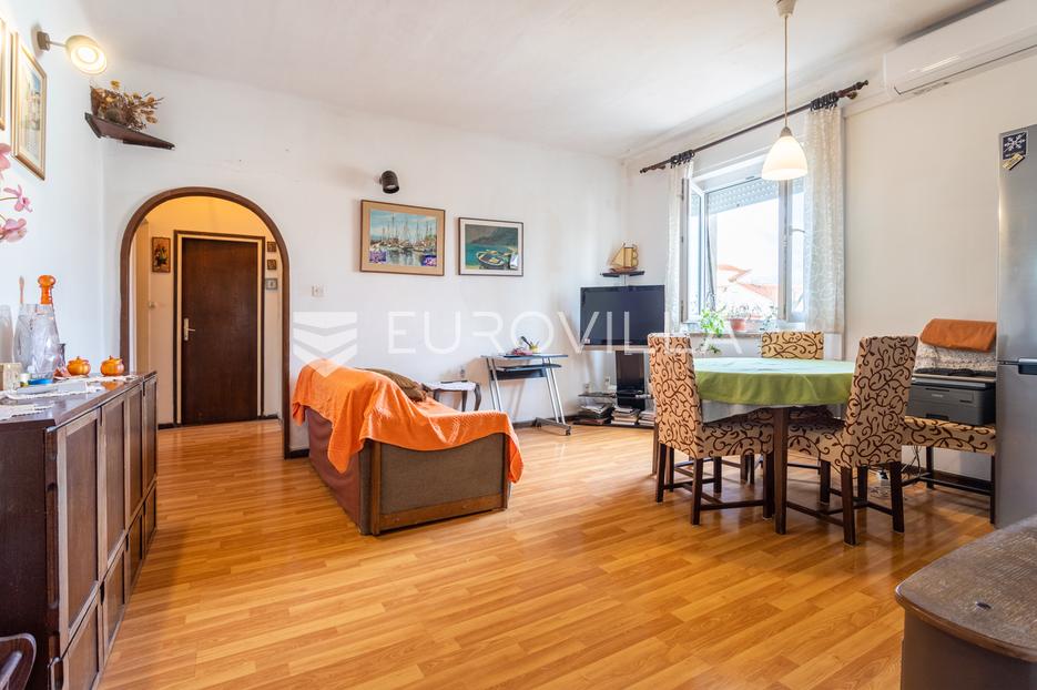 Split, centar grada, dvoosban stan na odličnoj lokaciji - cover