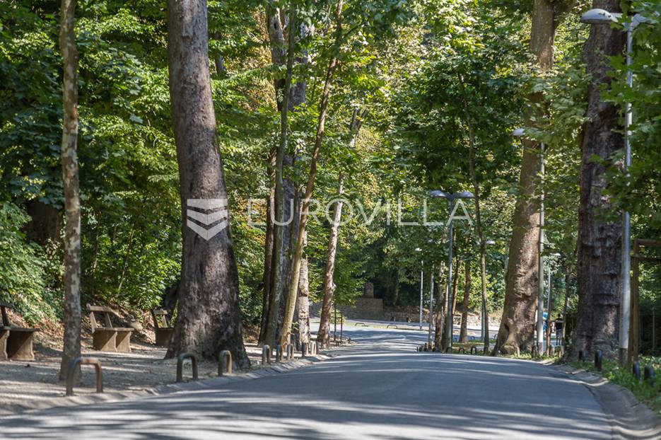 Tuškanac zemljište 950m2 sa kućom 350m2 - cover