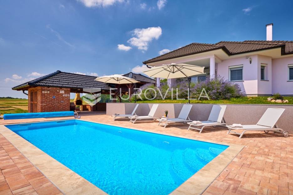 Križevci, okolica, prekrasna kuća sa bazenom 3963 m2uz dodatnu staru kuću 981 m2 - cover