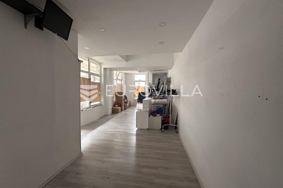 Istra, Rovinj, poslovni prostor na frekventnoj lokaciji NKP 74,57m2 - cover