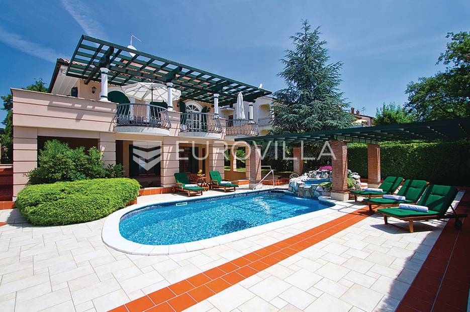 Poreč, ekskluzivna vila s 350 m2, atraktivna lokacija - cover