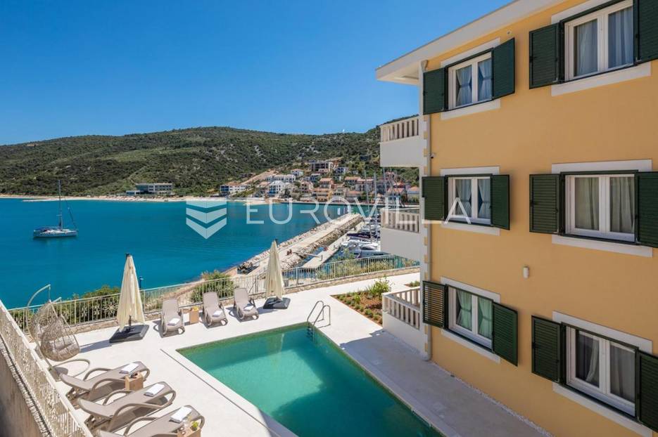 Marina, predivna vila šest stambenih jedinica i bazenom - cover