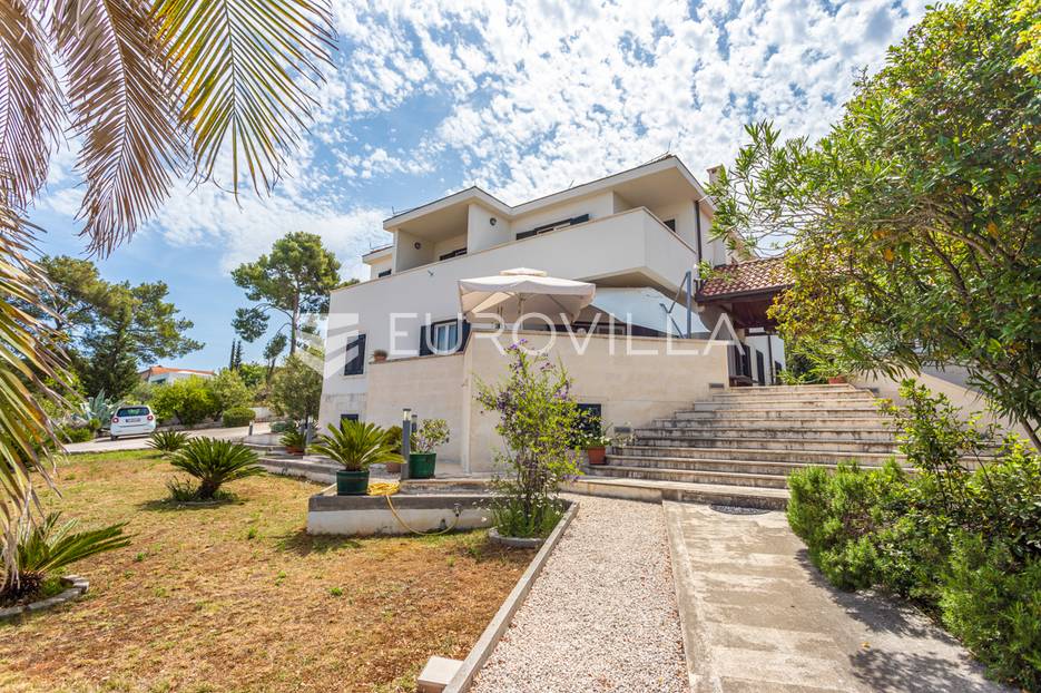 Brač, prekrasna vila s velikom okućnicom 20 m od mora - cover