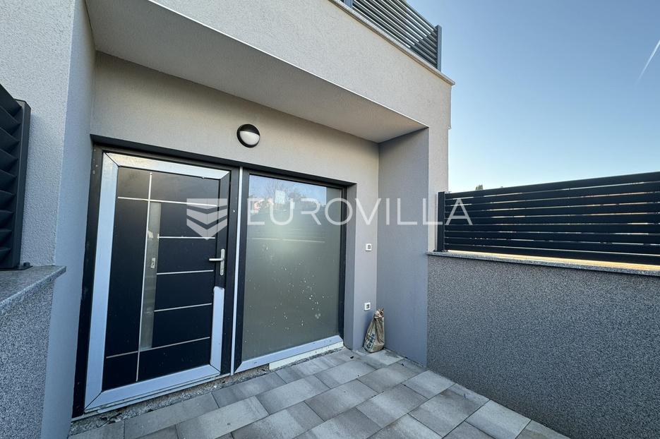 Istra, Fažana, prostran stan sa vrtom, 500 m od mora, useljivo - cover