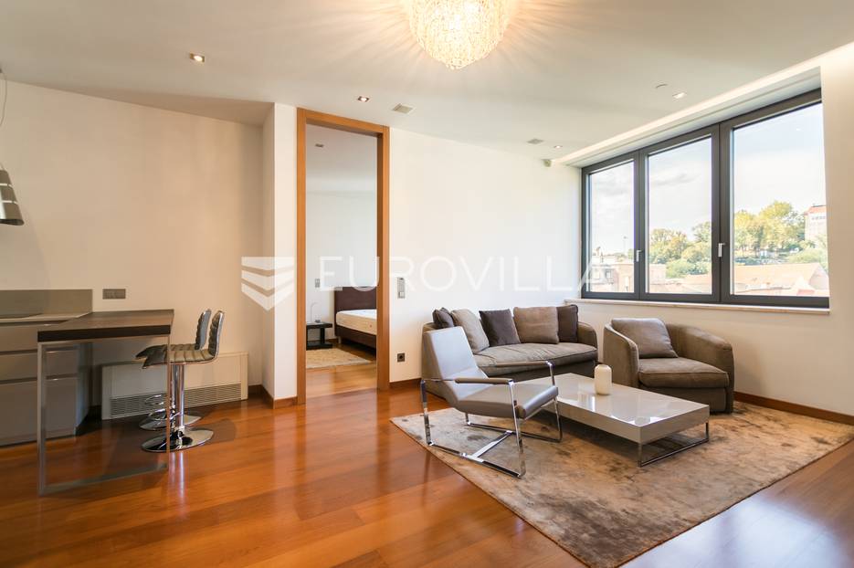 Cvjetni trg, moderan trosoban namješten stan s garažom - cover