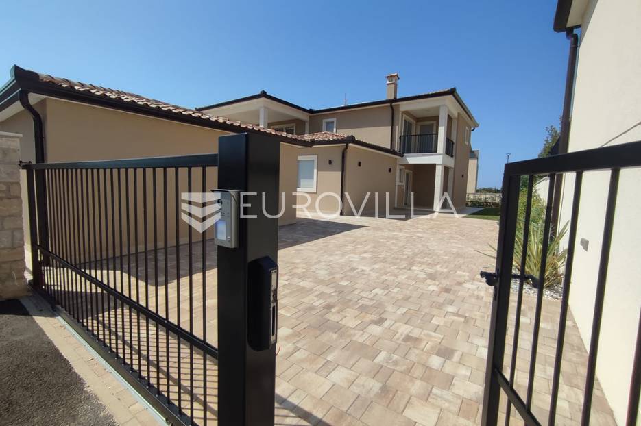 Savudrija, Crveni vrh, moderna kvalitetna vila s bazenom, NKP 250m2 - cover