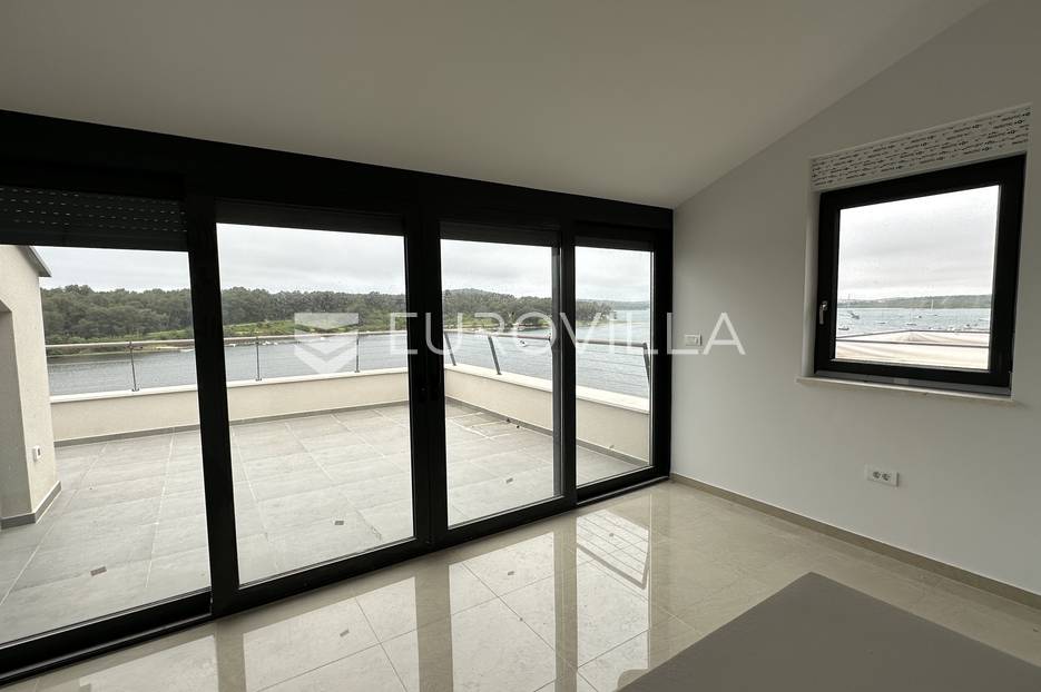 Medulin, trosoban stan s pogledom more NKP 133 m2 - cover