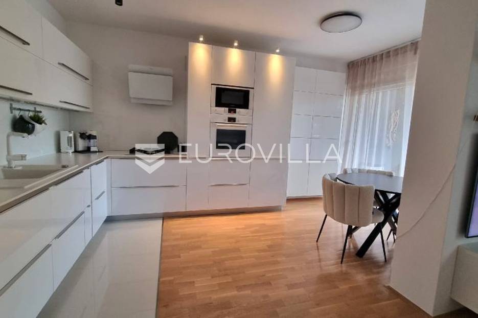 Pula, kvalitetan stan, 2SS, parking, NKP 60,49 m2 - cover