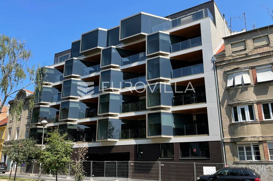 Britanski trg luksuzan trosoban stan sa 2 garaže - cover