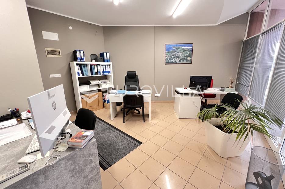 Pula, Centar - uređeni poslovni prostor na top poziciji, NKP 24.25 m2 - cover