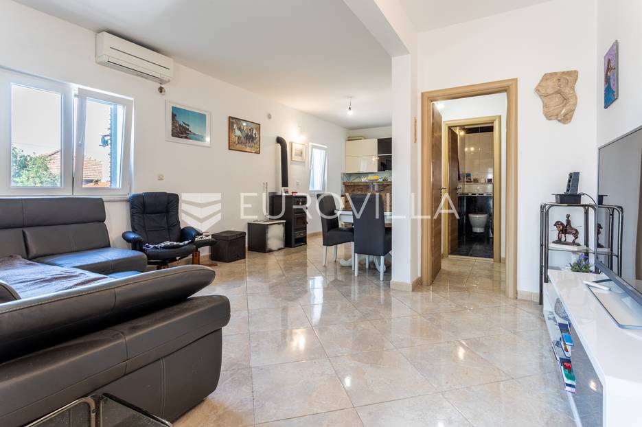 Solin, Vranjic, dvosoban komforan stan s okućnicom - cover