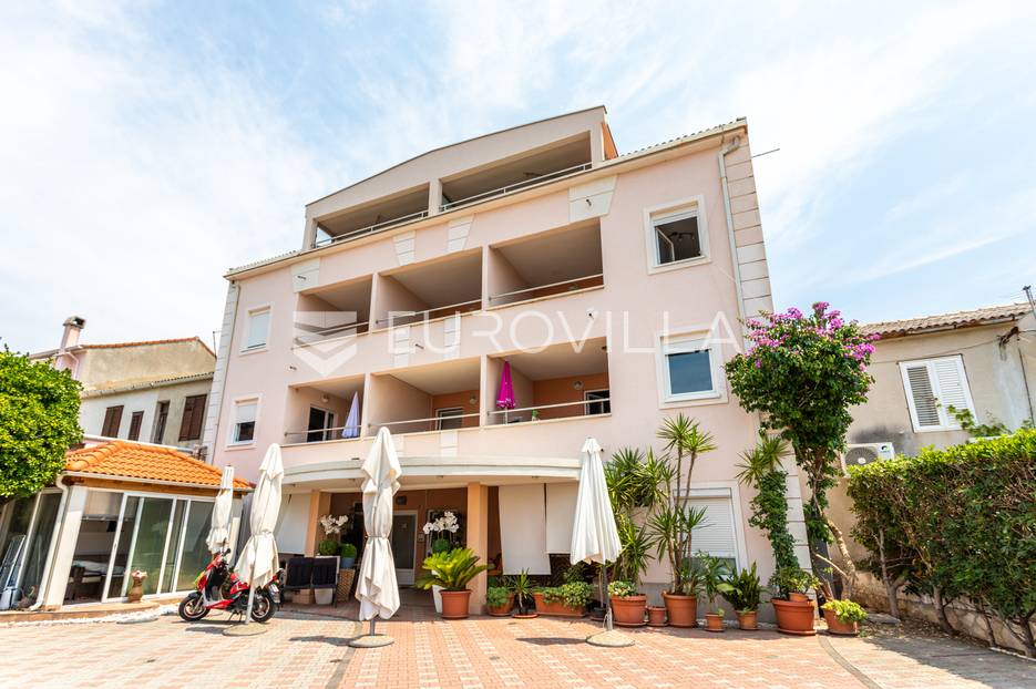 Novalja, kuća s 10 apartmana - cover