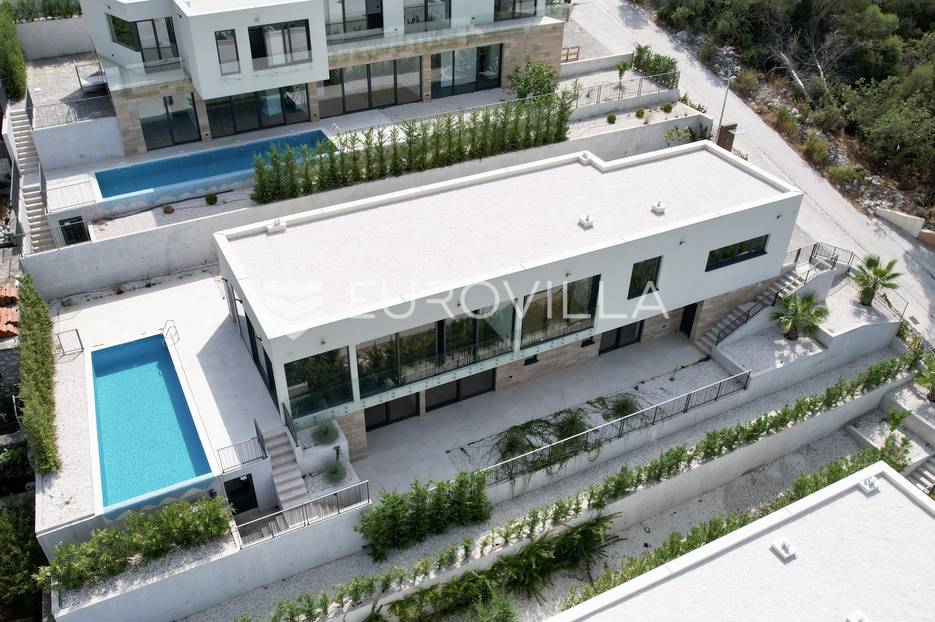 Okrug Donji, novoizgrađena vila s predivnim pogledom - cover