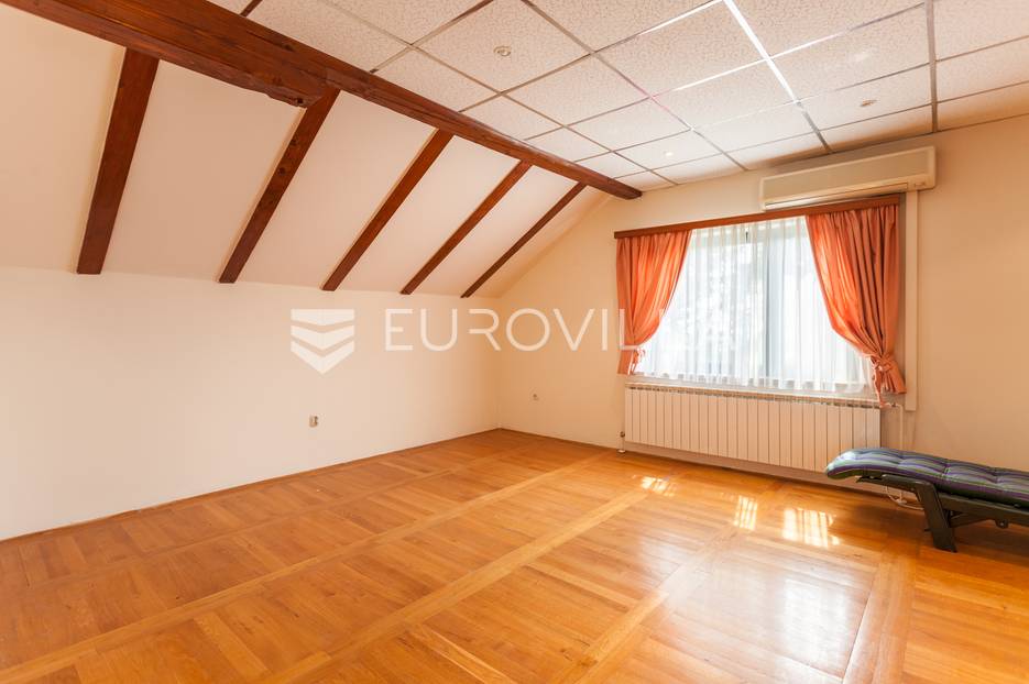 Zagreb Mikulići samostojeća kuća 300m2 na parceli 520m2 - cover