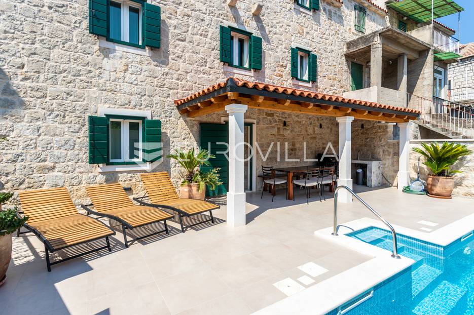 Kaštela, kompletno renovirana kamena kuća uz more - cover