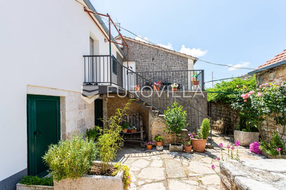 Primošten, Kruševo kamena kuća - cover