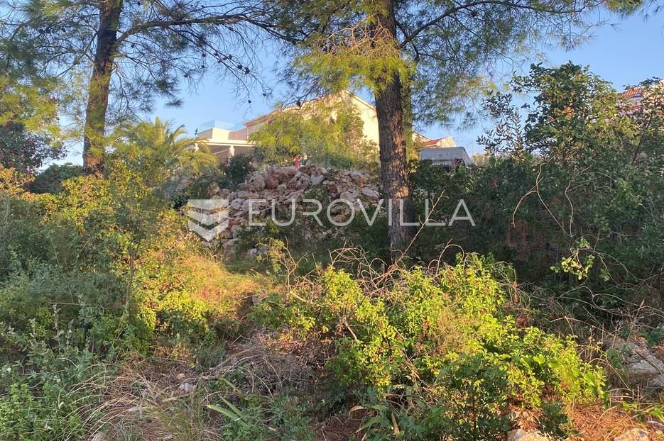 Brač, Sutivan - atraktivno građevinsko zemljište (541 m2) - cover