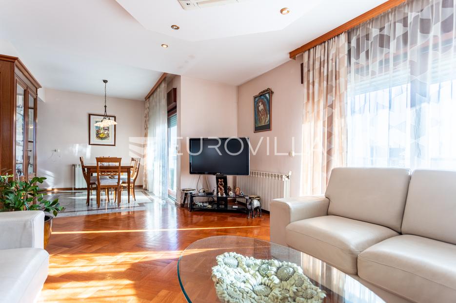 Split, Škrape, prostrana kuća velikog potencijala s pogledom na more - cover