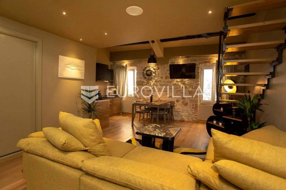 Istra, Rovinj, moderan dvoetažni stan na drugom katu NKP 50,80m2 u centru grada - cover