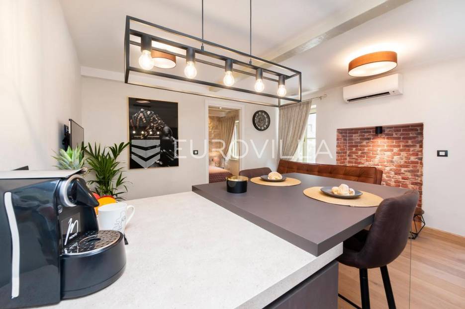 Istra, Rovinj, novoadaptiran stan NKP 42.50m2 i studio NKP 16m2 u centru grada - cover