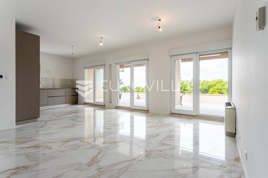 Podstrana, predivan trosoban stan s predivnom terasom i garažnim mjestom NKP 125. 19 M2 - cover