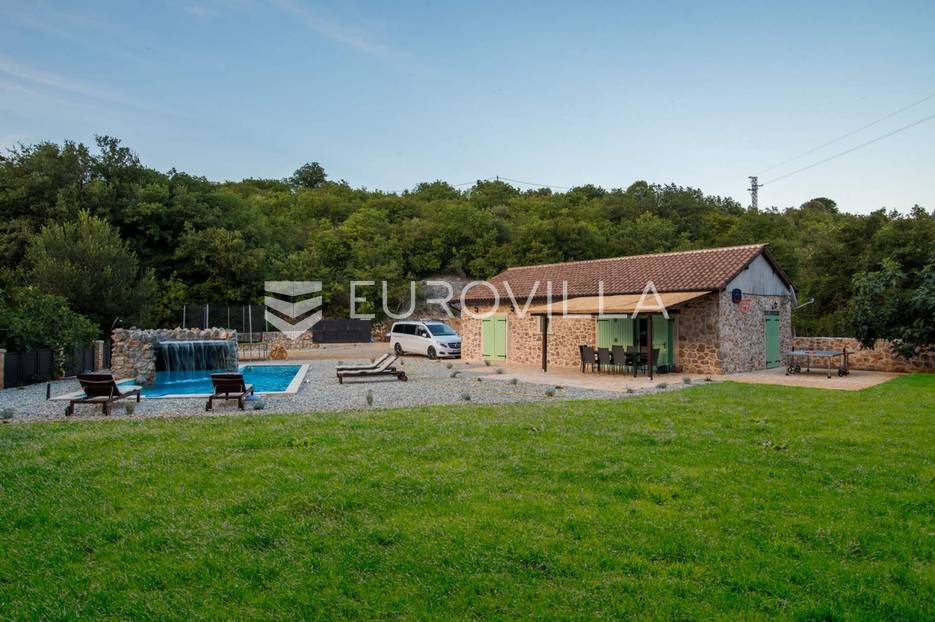 Otok Krk, Vrbnik, kamena prizemnica s bazenom i uređenom okućnicom u oazi mira - cover