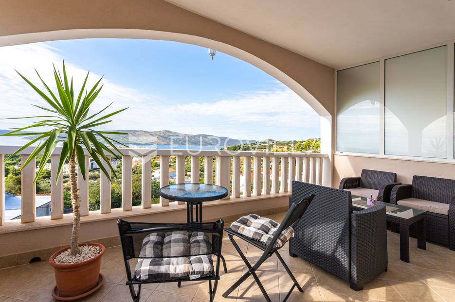 Okolica Trogira -  kuća s građevinskom parcelom i panoramskim pogledom - cover