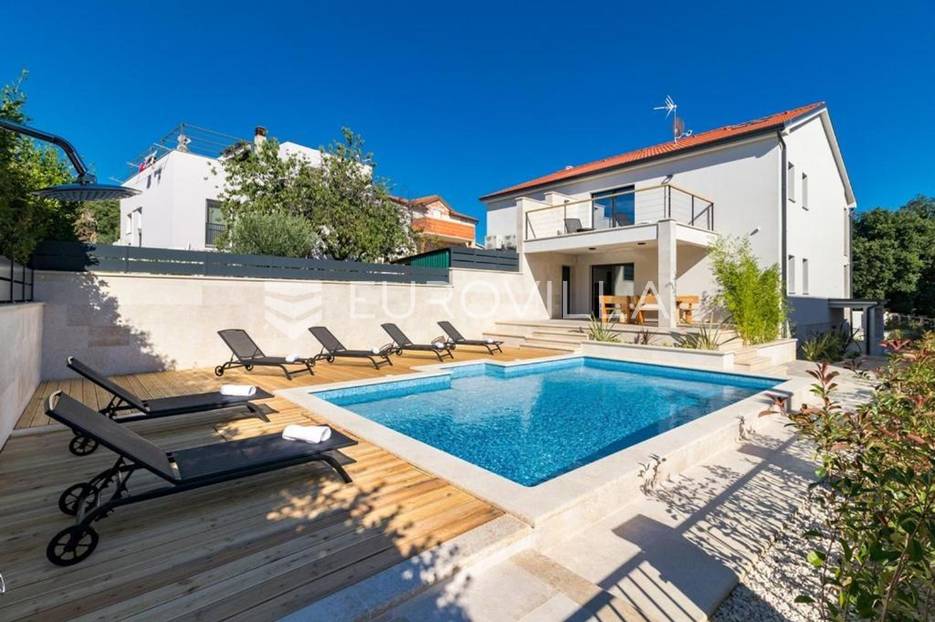 Istra, Ližnjan, vila 294 m2 s grijanim bazenom i uređenom okućnicom - cover