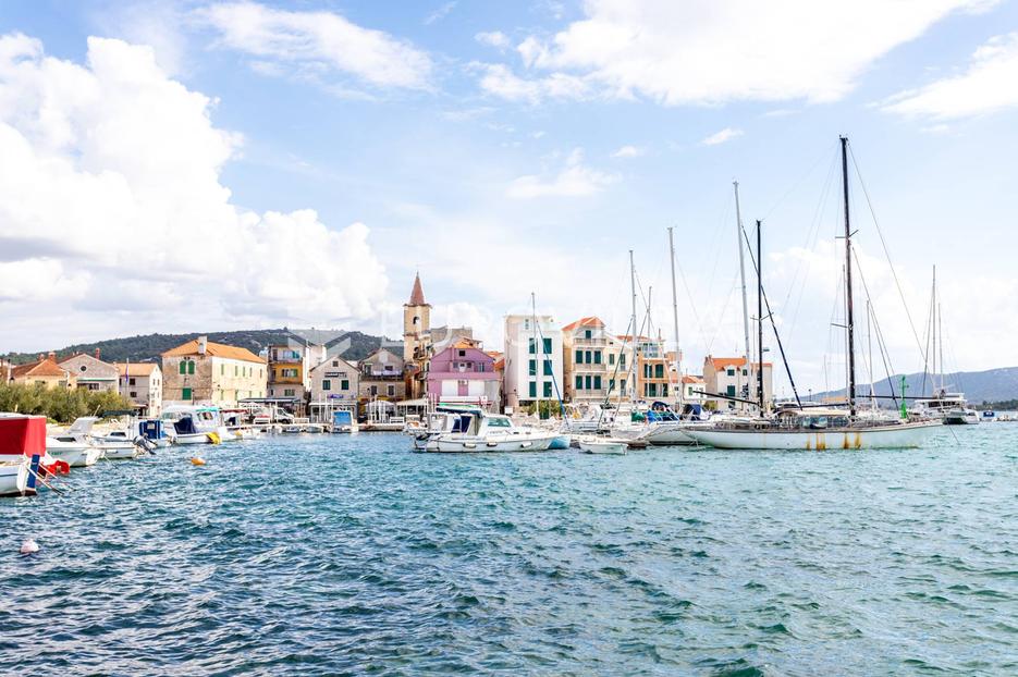 Pirovac, građevinsko zemljište u poslovnoj zoni površine 4475 m2 - cover