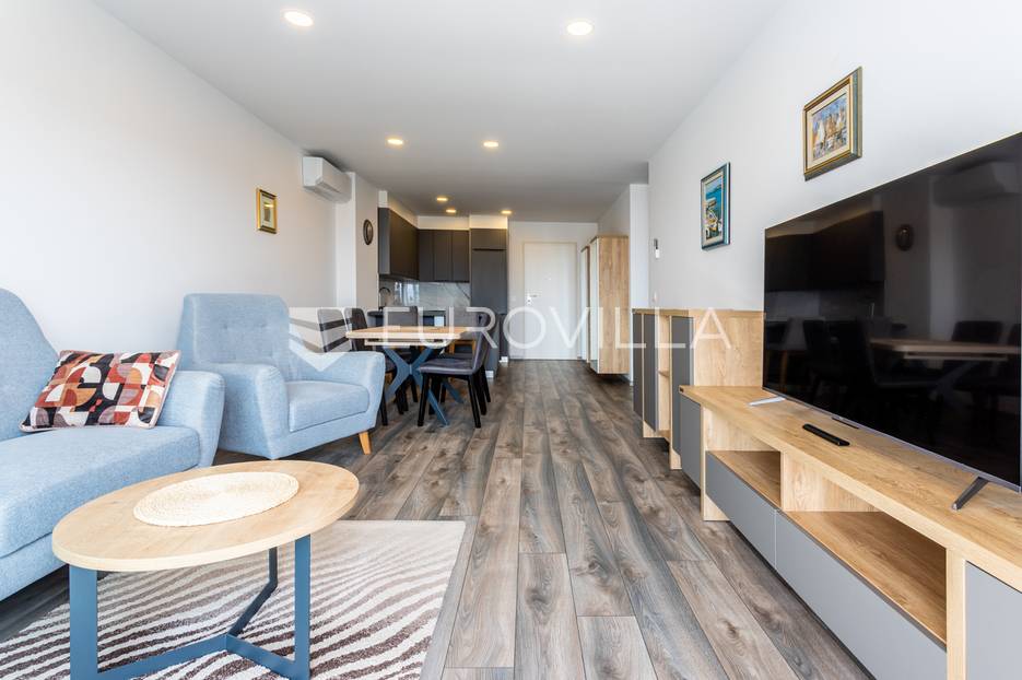 Makarska, moderan dvosoban stan na odličnoj lokaciji - cover