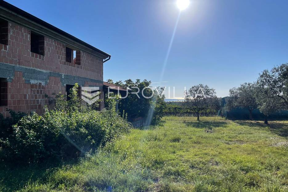 Istra, Vodnjan, zemljište sa kućom u roh bau fazi, pogled more - cover