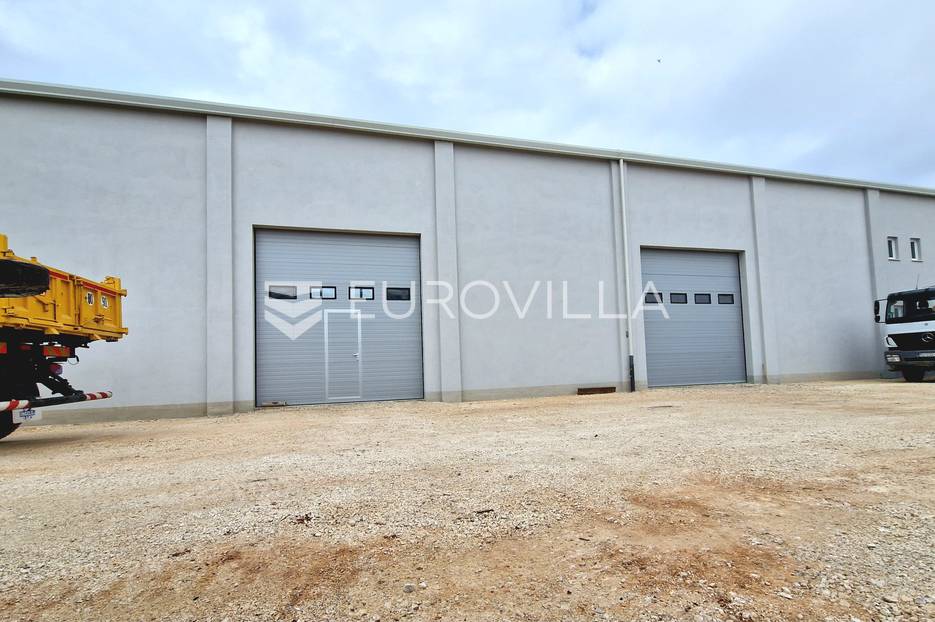 Rovinj, skladište s uredom za zakup, ukupna površina 230 m2 - cover