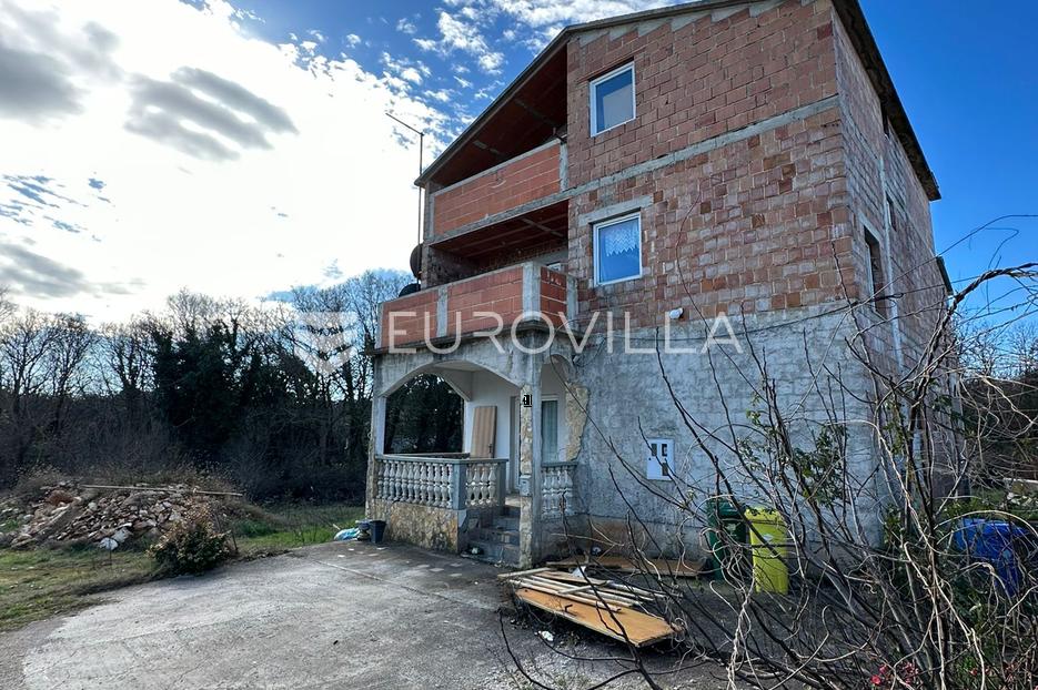 Istra, Valbandon, samostojeća kuća s tri stana za investiciju - cover