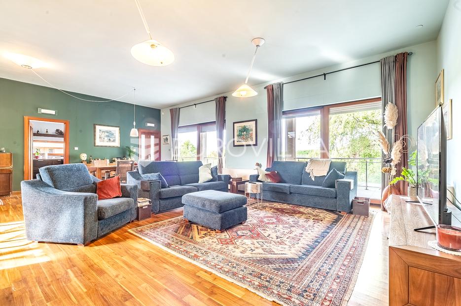 Zagreb, Gornja Dubrava, obiteljska vila s bazenom, 1000 m2 - cover