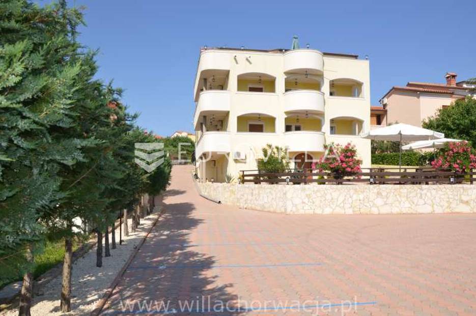 Medulin, velika stambena zgrada  300 m od mora - cover