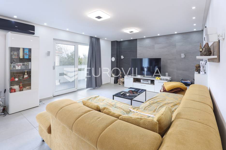 Otok Krk, Čižići, luksuzna kuća s wellness sadržajima i solarnom elektranom NKP 792 m2 - cover