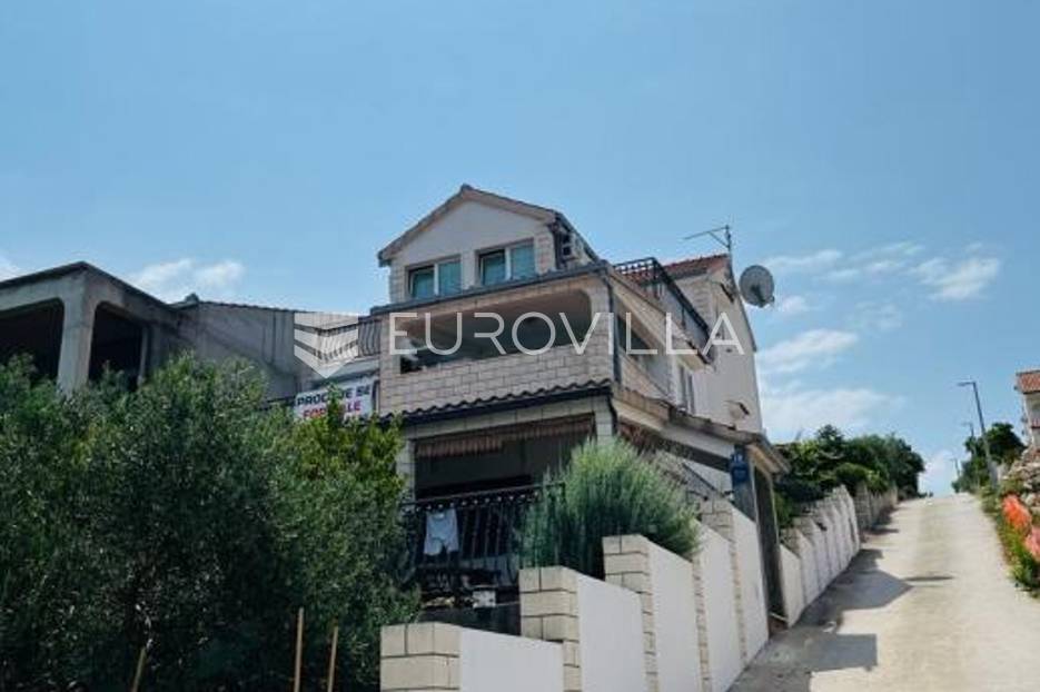 Šolta, apartmanska kuća prvi red do mora - cover